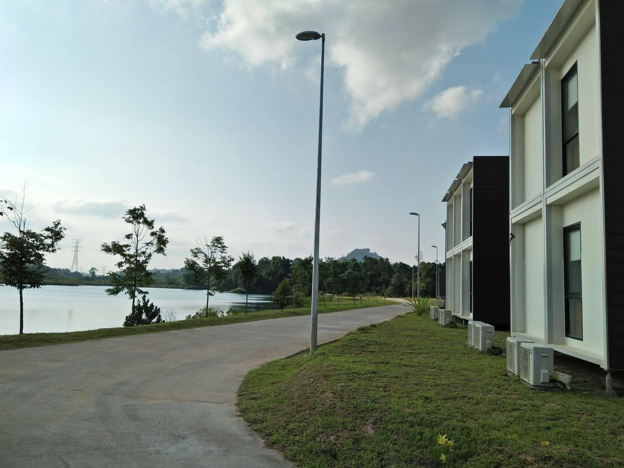 Lakeview Terrace Resort Pengerang Esterno foto